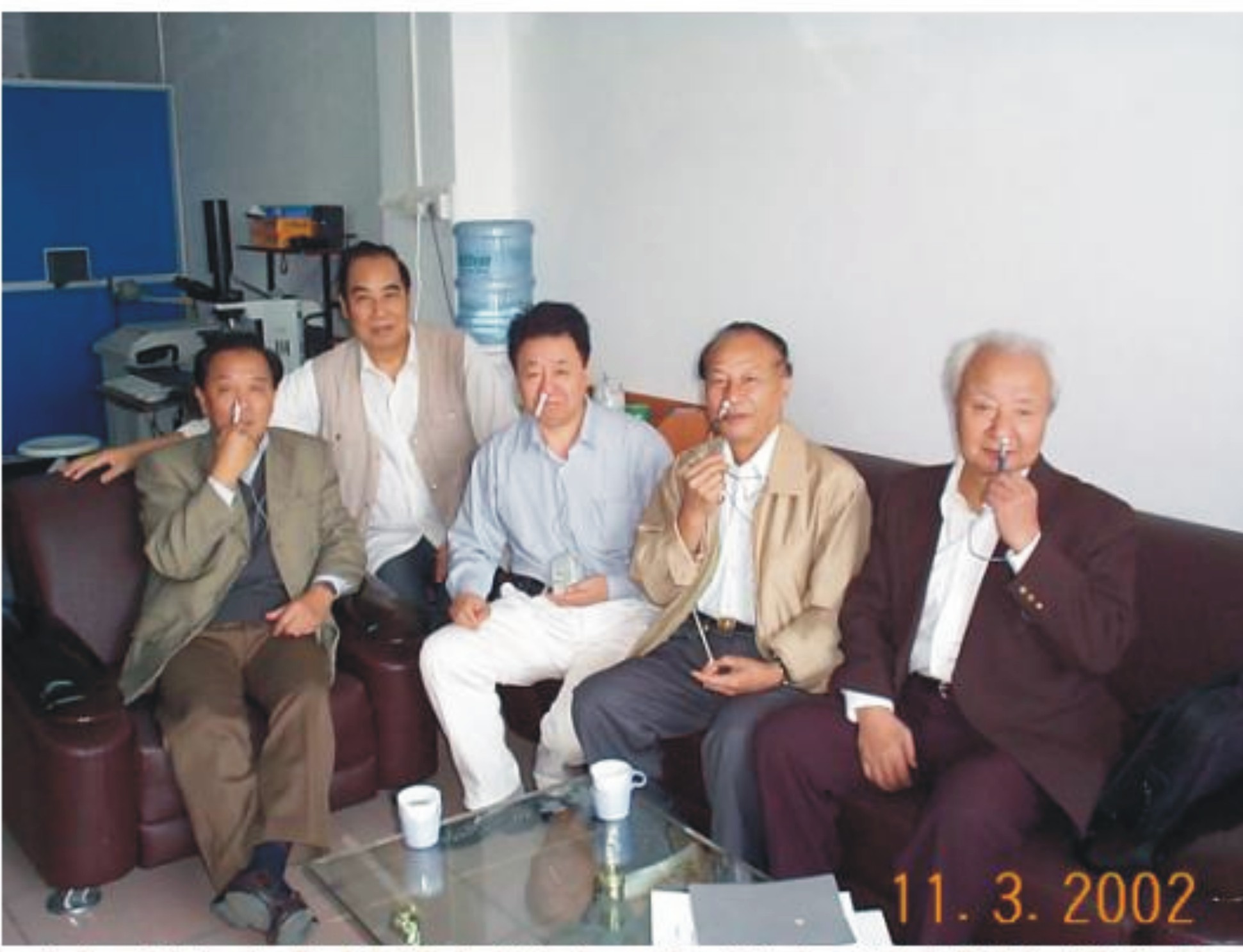 叔祥教授（左一）楊子彬教授（右一）與岑烈芳教授（左二）合影留念。