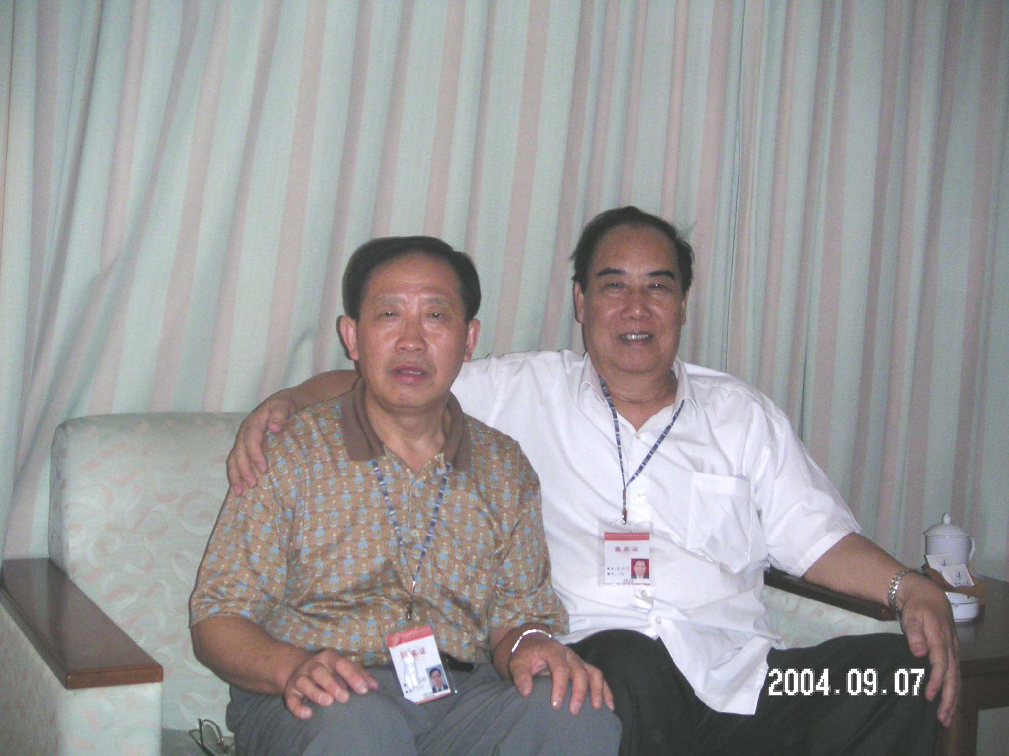 北京工業(yè)大學(xué)原校長、中國工程院院士左鐵鏞教授（左）和岑烈芳教授合影