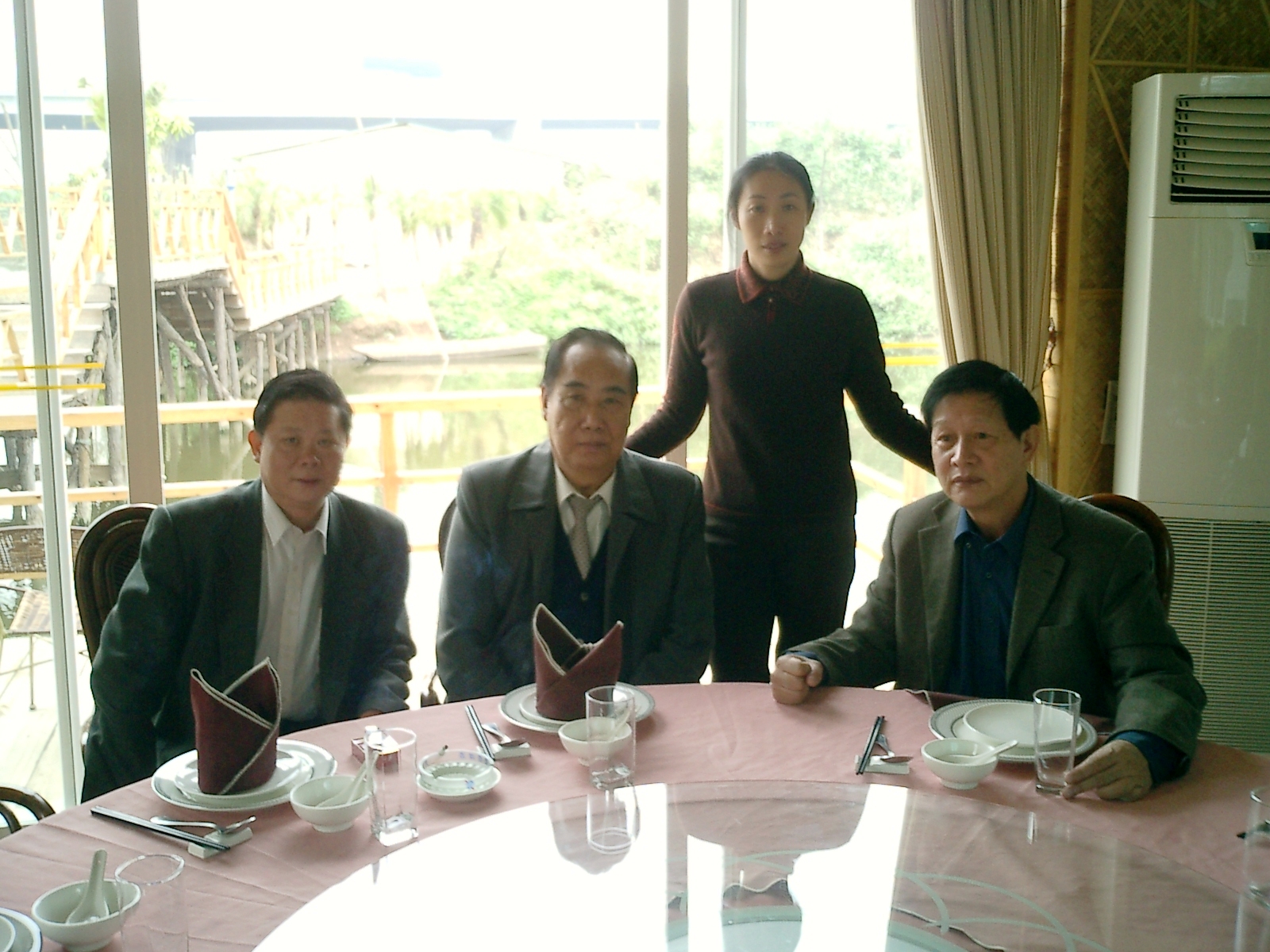 廣東省中醫(yī)藥亞健康專業(yè)委員會主任、廣東省中醫(yī)藥學(xué)會副會長鄺日健教授（右一）岑烈芳教授合影